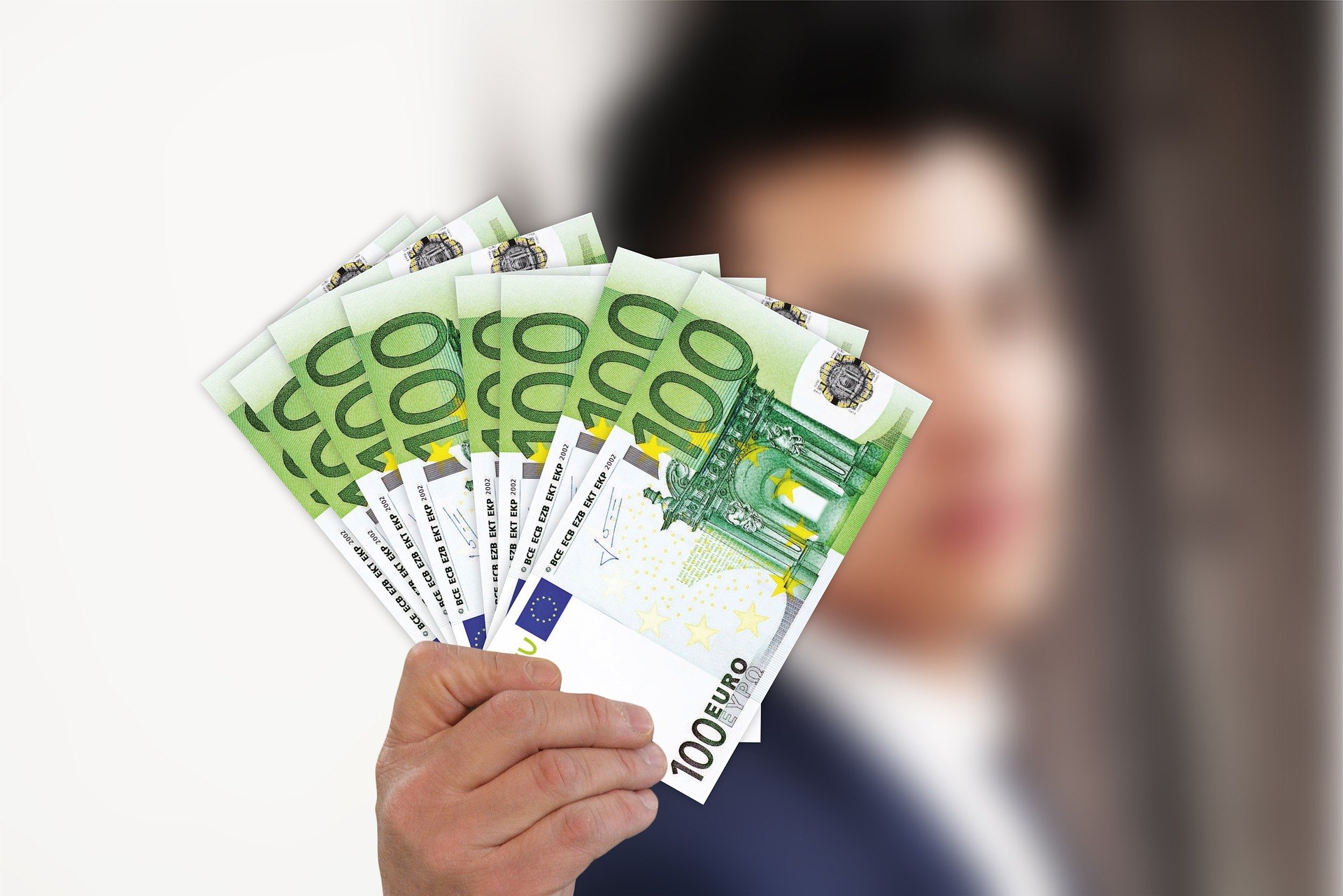 Prime de până la 6.000 de euro de Crăciun. Cine sunt angajații care primesc cele mai mari bonusuri la final de an