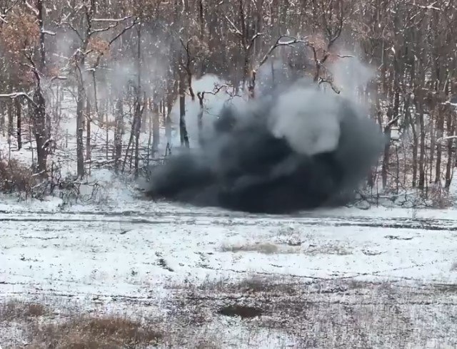 Ucrainenii au lansat primul asalt numai cu drone și roboți asupra unei forțe rusești superioare Ucrainenii au lansat primul asalt numai cu drone și roboți asupra unei forțe rusești superioare