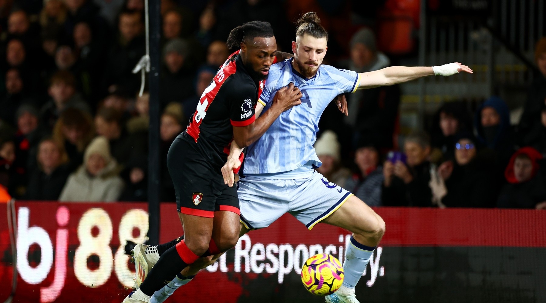 Blestemul care l-a lăsat singur pe Radu Drăgușin. S-a rupt al treilea fundaș central și cel mai bun partener defensiv pentru român: „Va lipsi o vreme!”