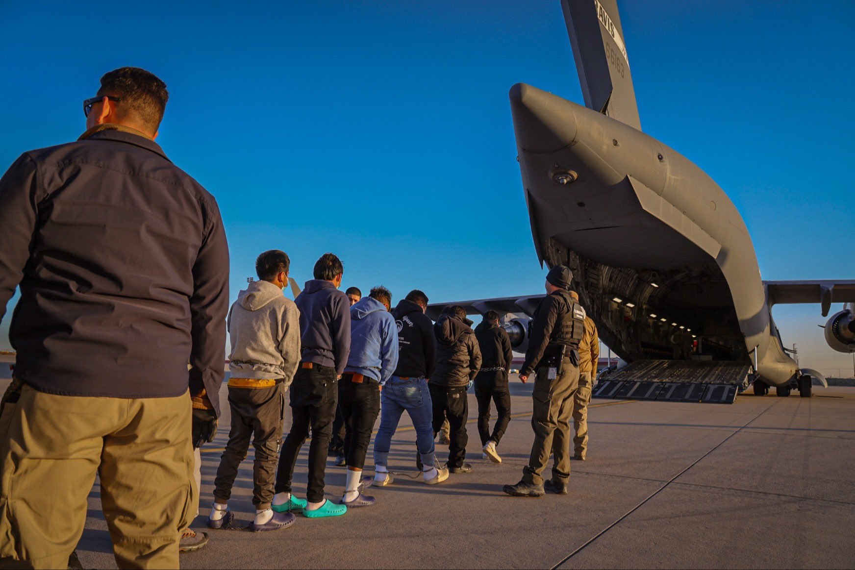 Zborurile de deportare au început în SUA. Imagini cu migranți încolonați au fost publicate, în timp ce Trump este de neclintit