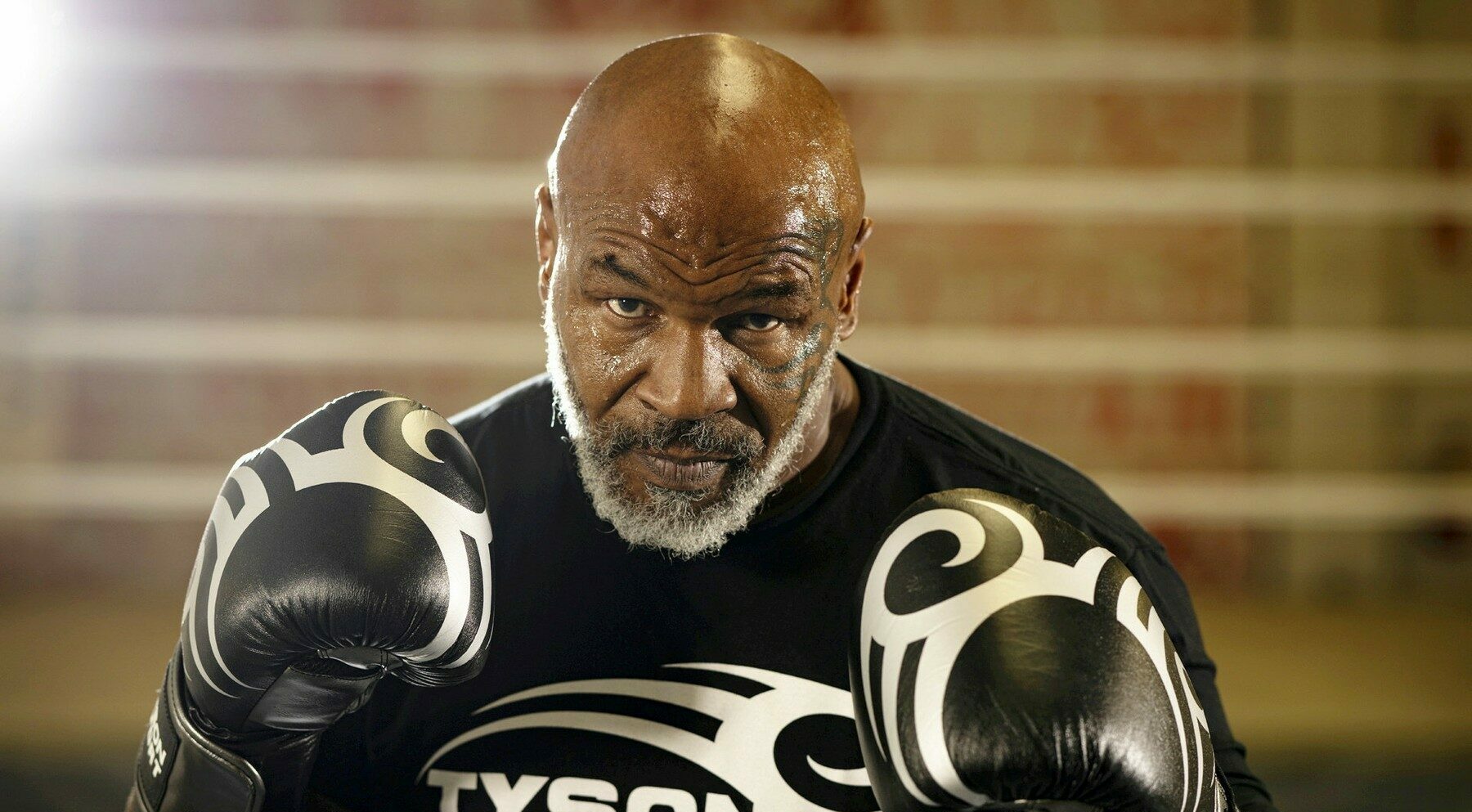 Mike Tyson a făcut praf zecile de milioane de dolari din bursa meciului cu Jake Paul şi acum e gata să se bată iar. Ce rival legendar ar putea fi următorul adversar