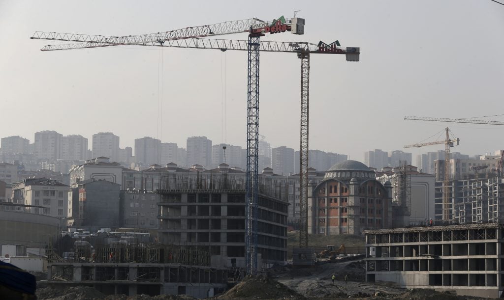 Cei Mai Mari Producători De Ciment Din România, Amendați Cu 44 De Milioane De Euro. Motivul: Au Stabilit Prețuri Mari Prin „schimb De Informații Sensibile”