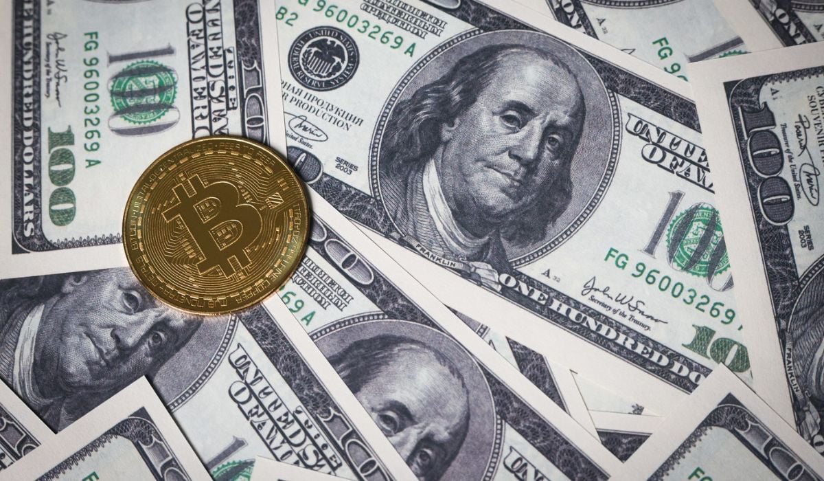 Bitcoin și dolarul au scăzut dramatic. Ce a dus la acest declin