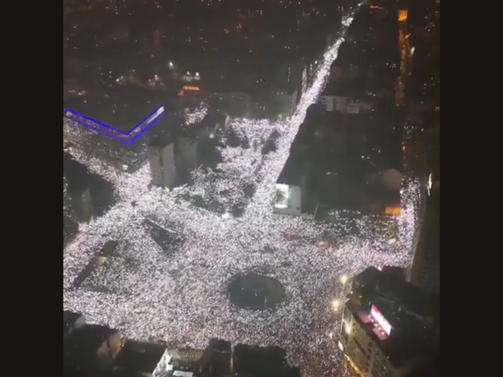 Aproximativ 325.000 de persoane s-au adunat la cel mai mare protest organizat vreodată în Serbia. „Vrem o țară care să funcționeze”