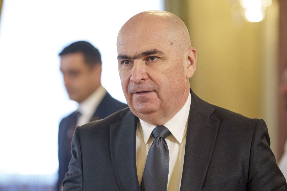 Consumăm mai mult decât ne putem permite. „Vor veni vremuri dificile”, spune Bolojan