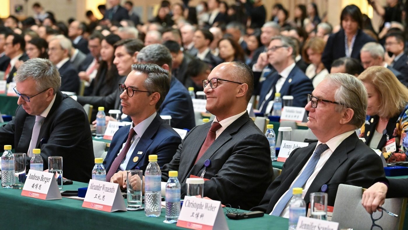 China curtează giganții economici ai Occidentului invocând instabilitatea generată de Trump China curtează giganții economici ai Occidentului invocând instabilitatea generată de Trump