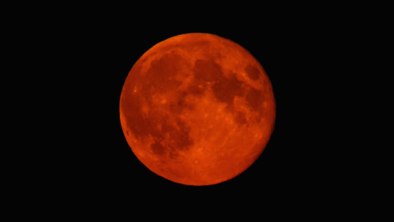Spectacolul celest „Luna sângerie” a avut loc azi dimineață