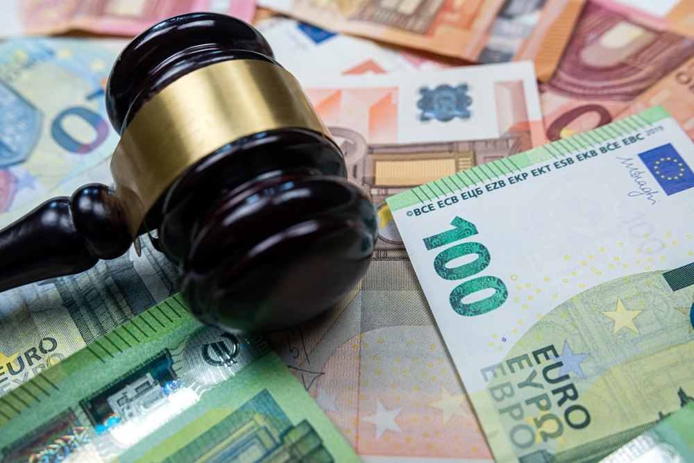 Despăgubiri de 4.500 de euro pentru o femeie după ce a fost concediată la două săptămâni de la angajare Despăgubiri de 4.500 de euro pentru o femeie după ce a fost concediată la două săptămâni de la angajare