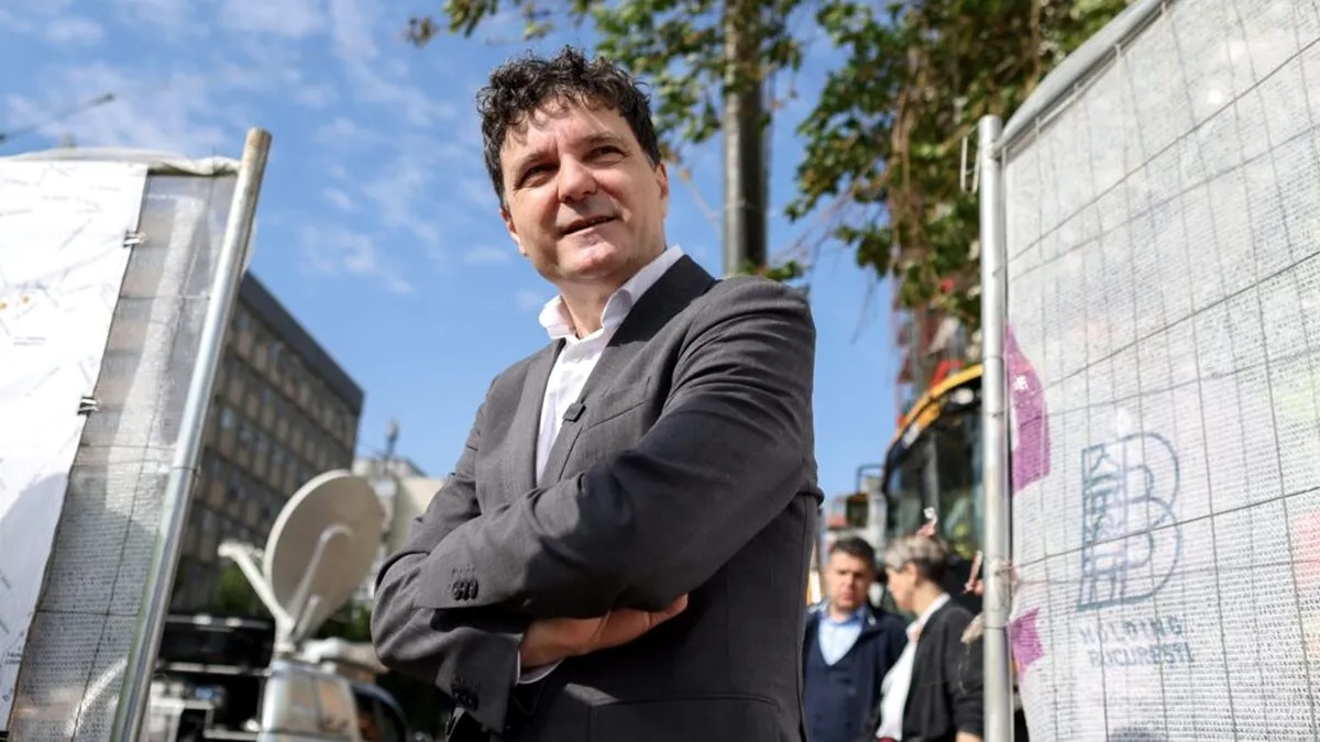 Liderul care a ieșit în stradă înainte să urce la tribună Liderul care a ieșit în stradă înainte să urce la tribună