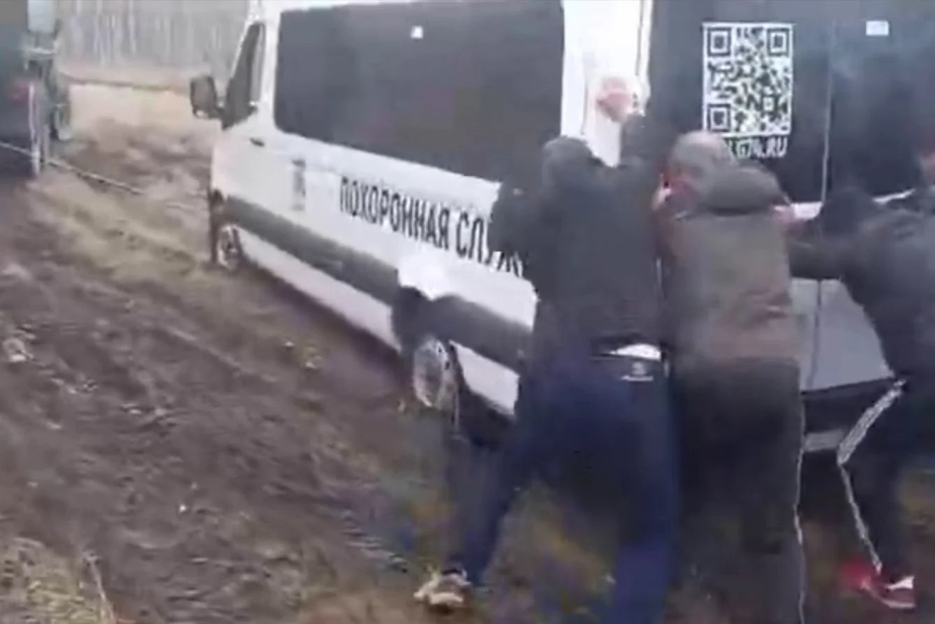 „Lui Putin nu-i pasă de drumuri”. Un dric cu trupul unui soldat a rămas blocat în noroi, într-un oraș din Rusia