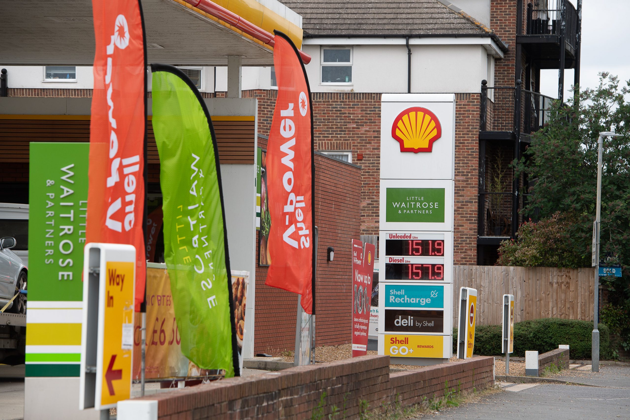 Shell vrea să cumpere rivalul BP