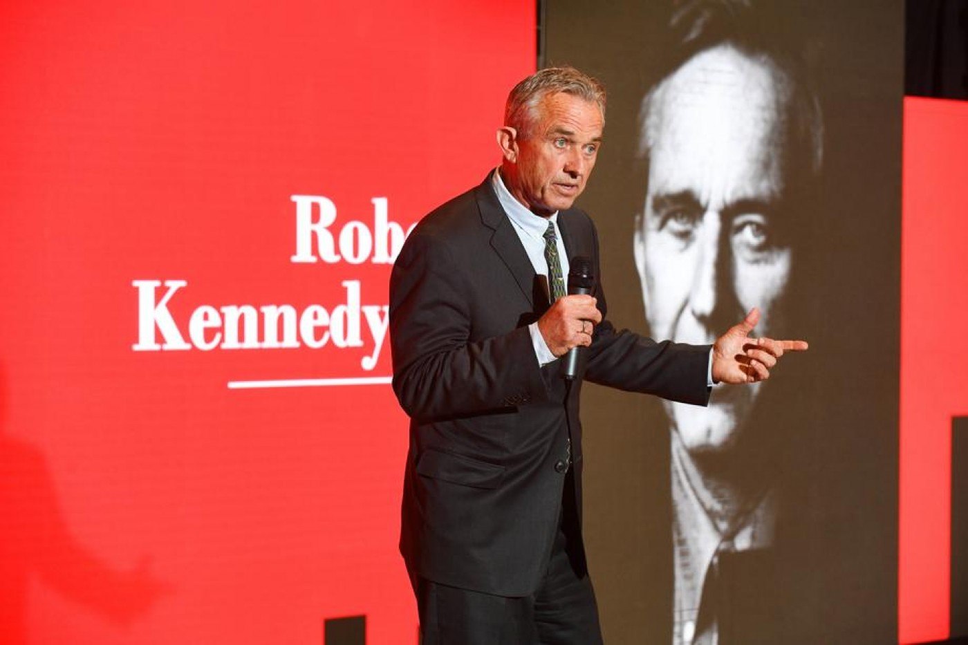 Robert F. Kennedy Jr. promovează o companie alimentară cu produse ultraprocesate. Mesele ajung la pacienți recent externați