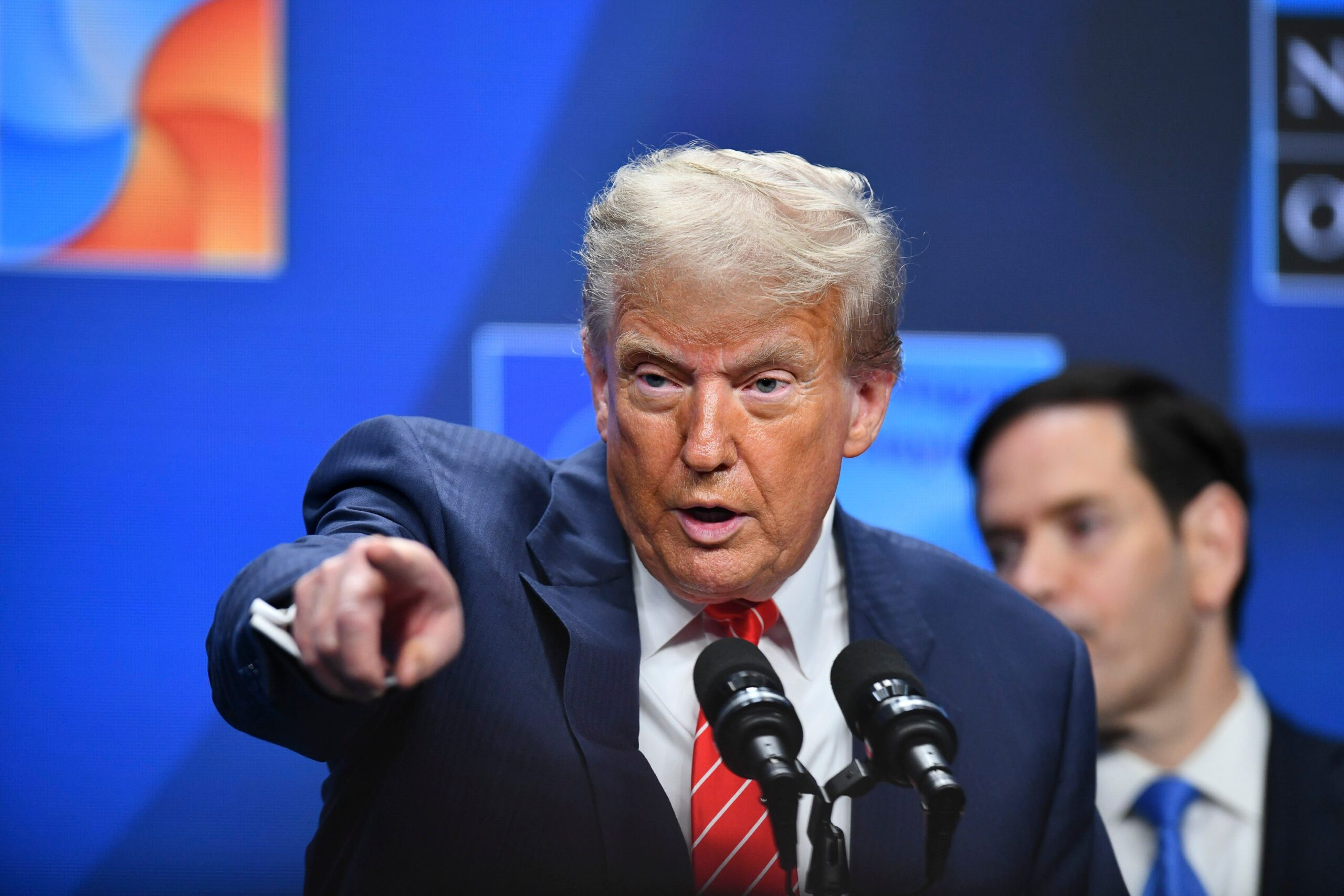 De ce a revenit Trump asupra deciziei privind armamentul pentru Ucraina: „Rușii adună peste 100.000 de oameni pentru un asalt”