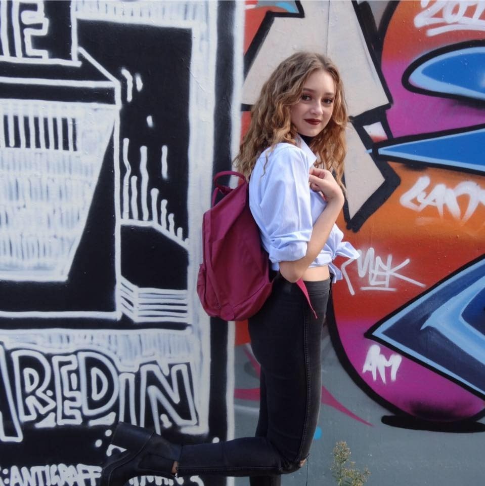 O tânără anti-vaccinistă de 23 de ani a murit, după ce a refuzat chimioterapia. Mama ei dă vina pe medici