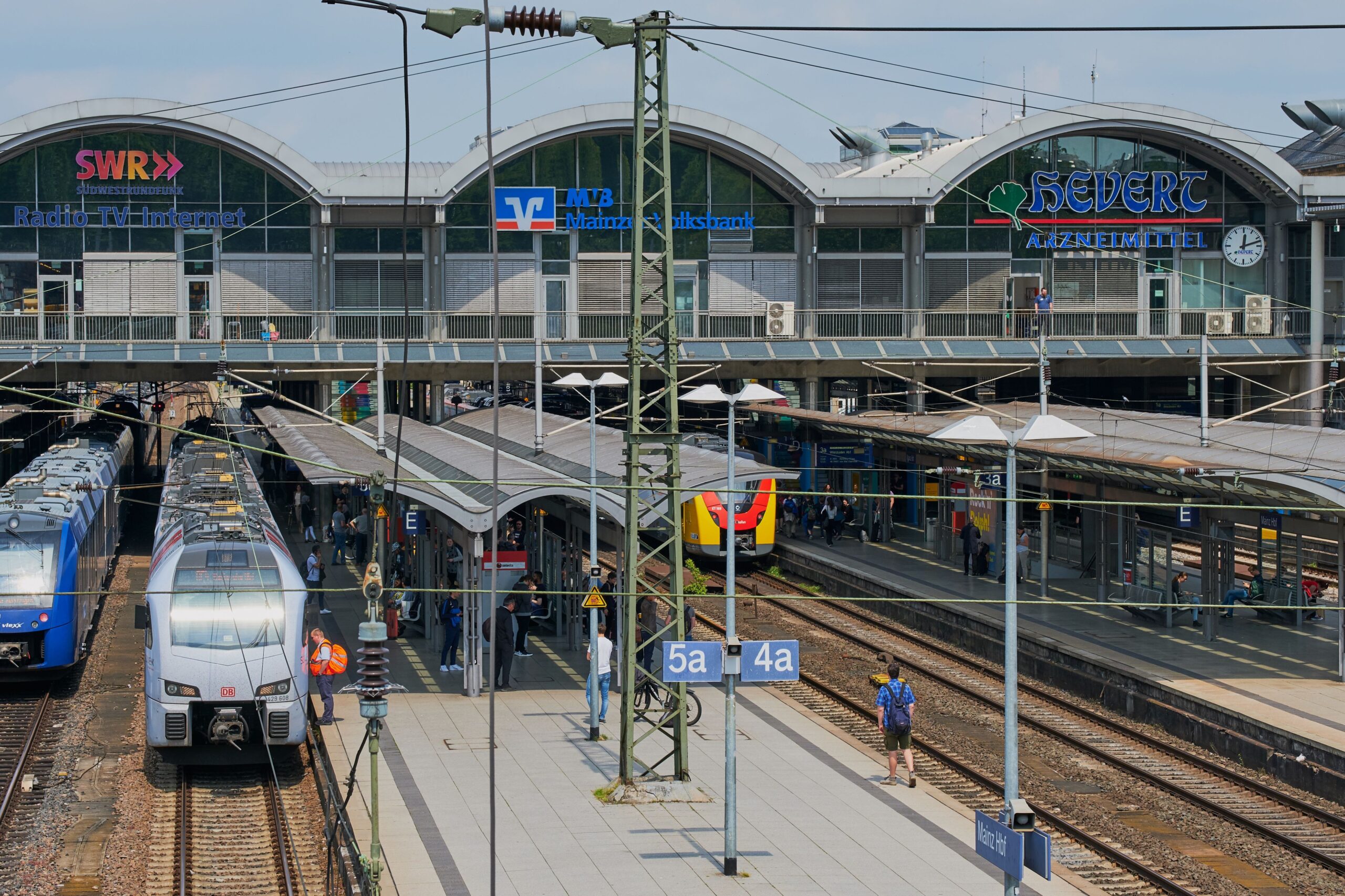 Poliția investighează un posibil sabotaj: un incendiu major la mai multe cabluri a dus la blocarea traficul feroviar în vestul Germaniei