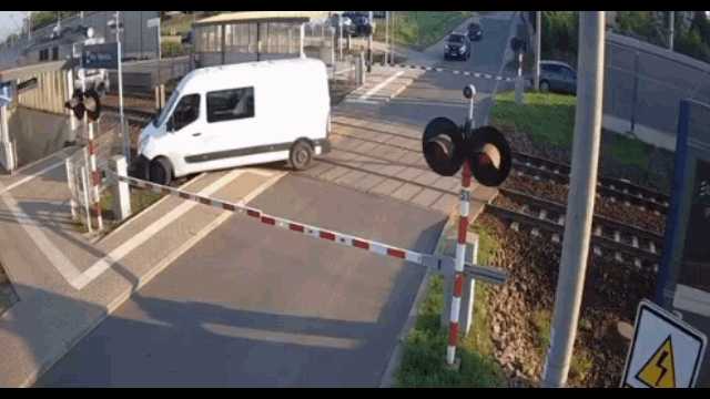 Momentul cumplit în care o dubă este lovită de tren. Șoferul a scăpat ca prin miracol