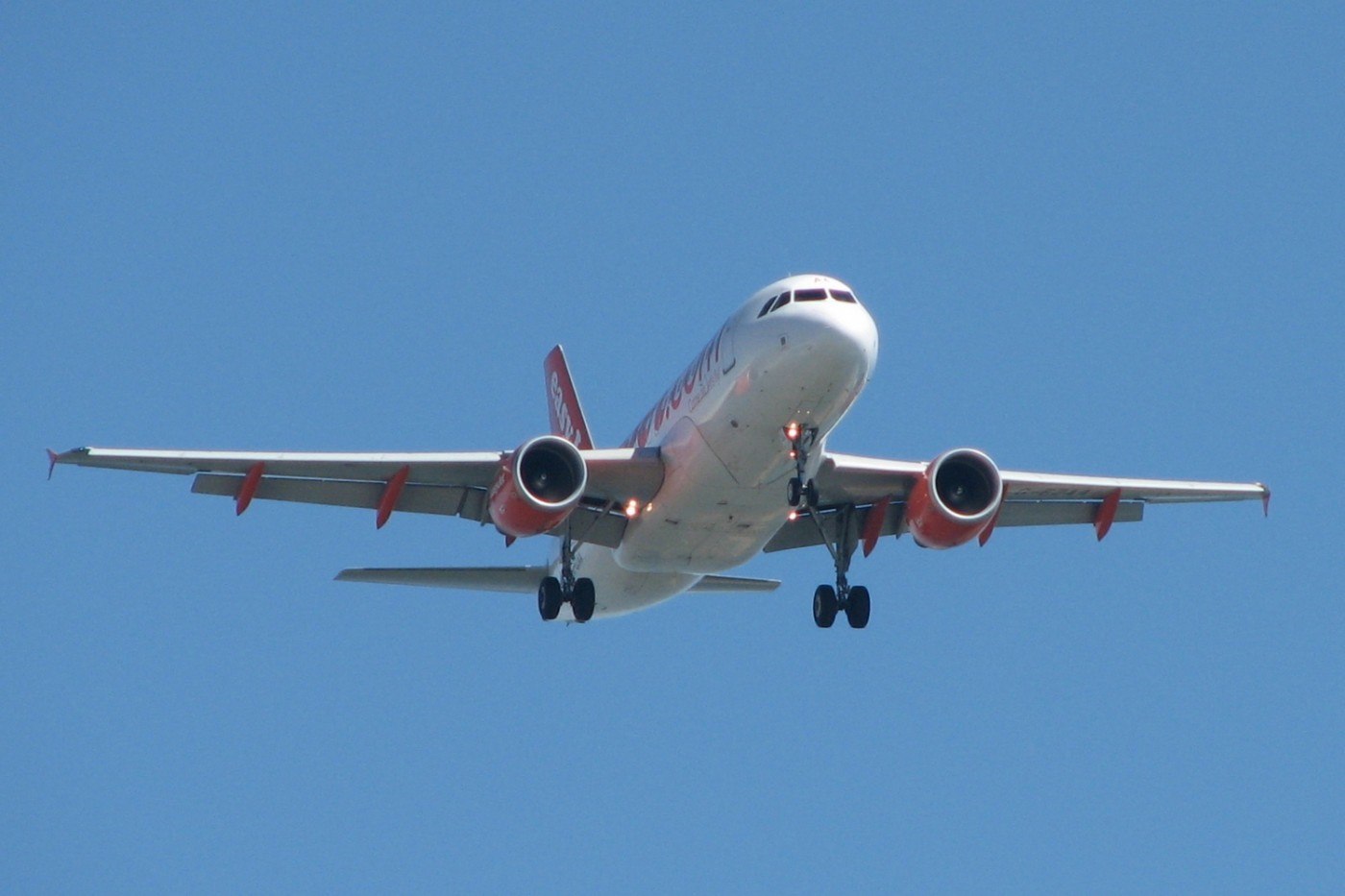 Un avion plin cu turiști ruși a aterizat de urgență în Estonia, după un atac cu drone în Rusia