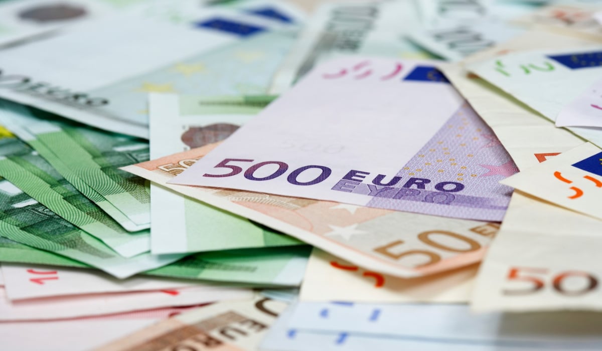 Suma primită de doi angajați din România în luna iunie: discrepanțe pe piața muncii