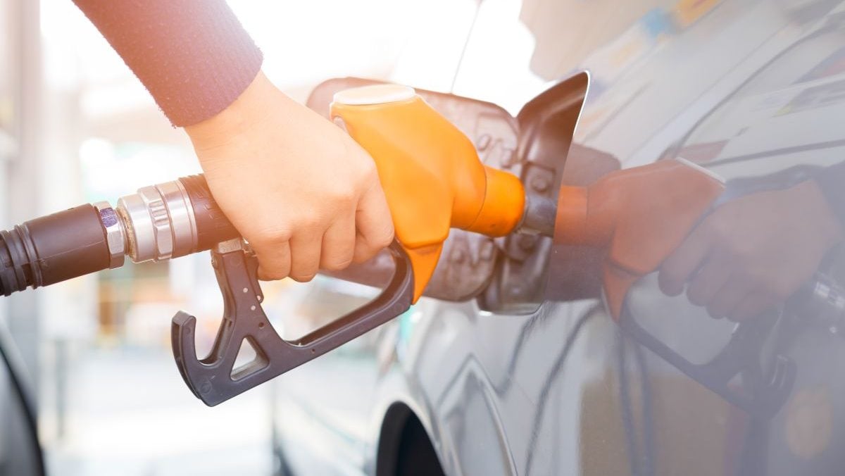 Benzina și motorina sunt mai ieftine cu un leu în țara vecină. Cât economisesc românii la un plin