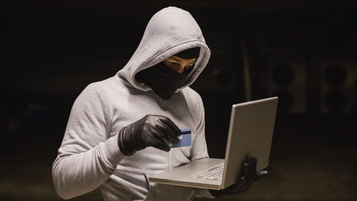 Ți-ai dat vreodată buletinul pe internet? Uite cum ți se pot lua banii și identitatea doar în câteva ore