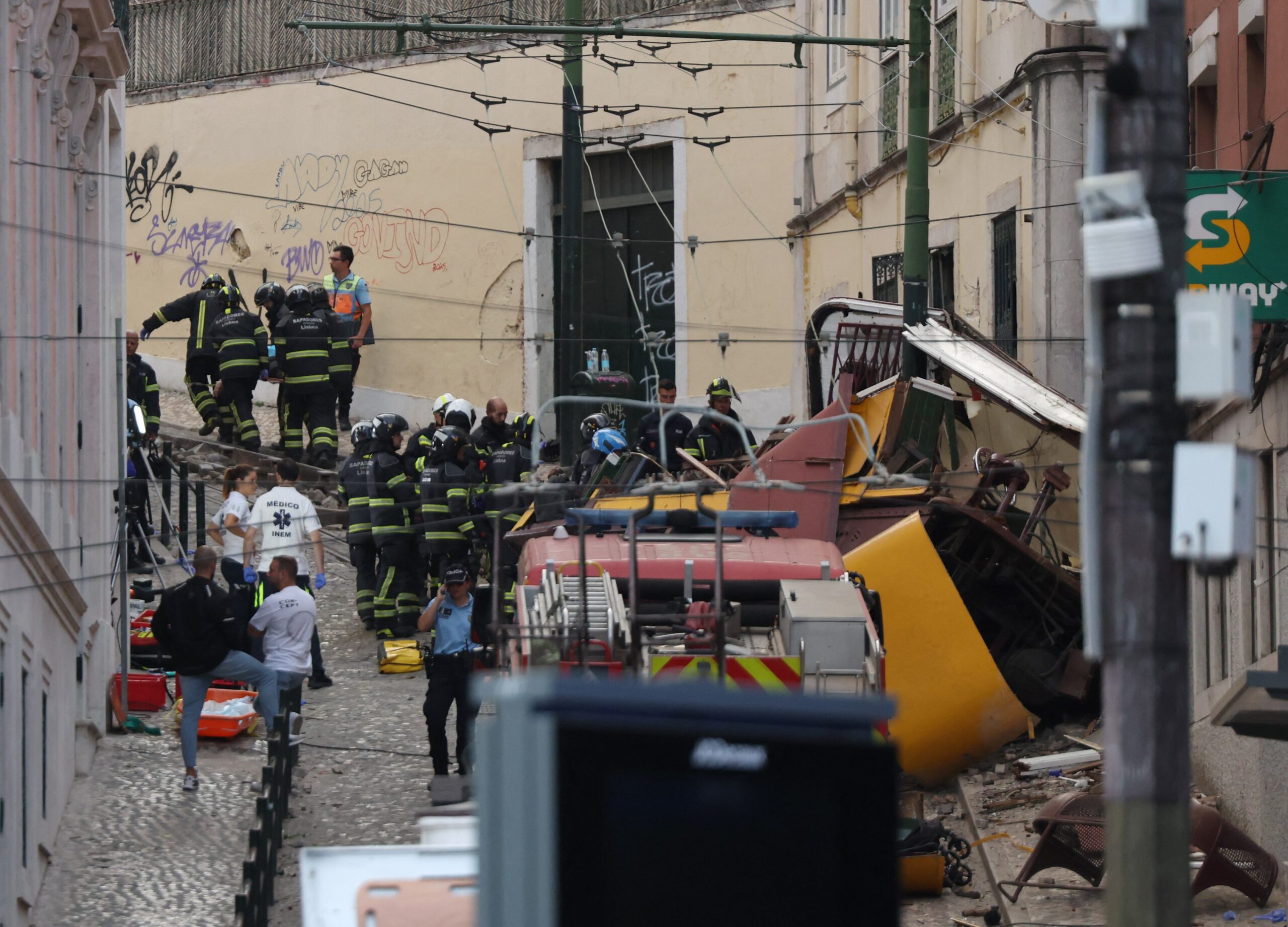 Accident de coșmar în Lisabona: celebrul funicular Gloria a deraiat. 15 morți, iar numărul victimelor crește