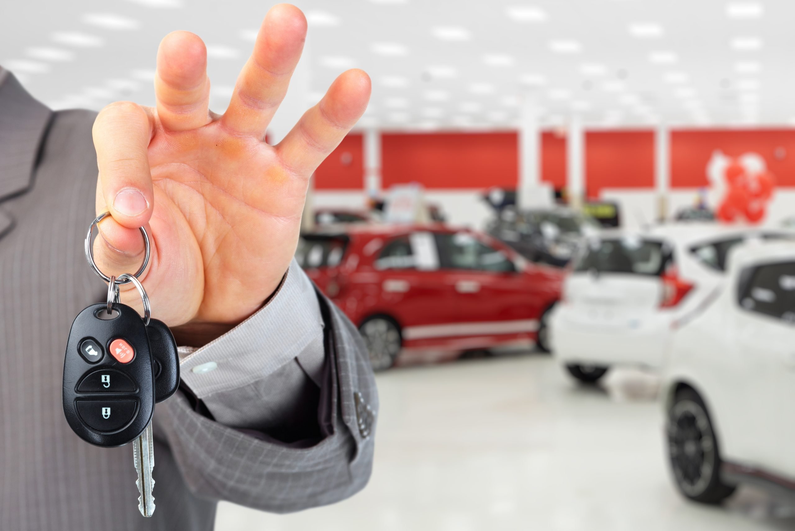 producătorii auto se întrec în reduceri de preț. Ce spun economiștii despre asta