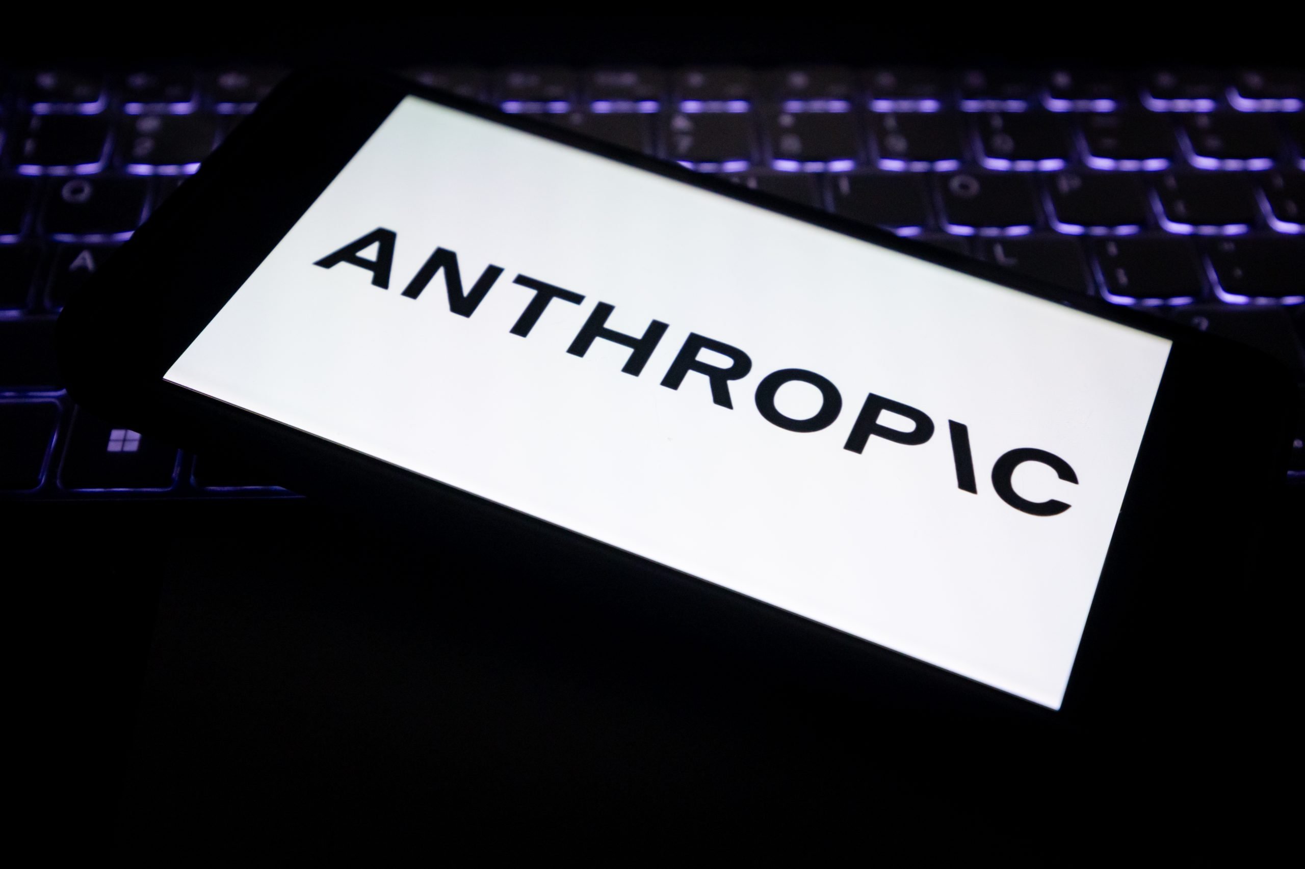 Anthropic, evaluată la 183 miliarde de dolari, OpenAI la 500 de miliarde Anthropic, evaluată la 183 miliarde de dolari, OpenAI la 500 de miliarde