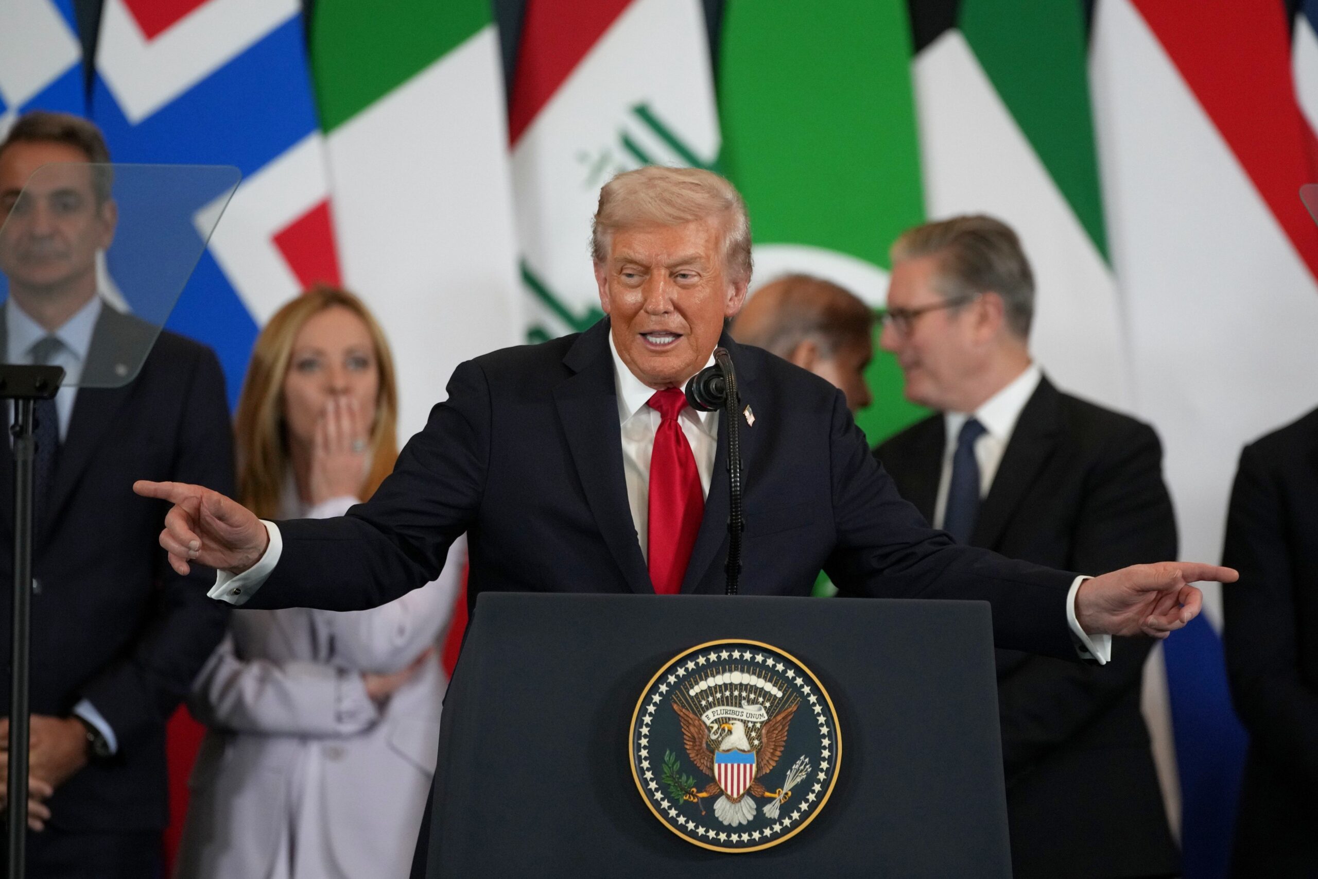 Trump a stârnit râsete la summitul din Egipt glumind cu liderii europeni. Ce a avut de spus despre Meloni