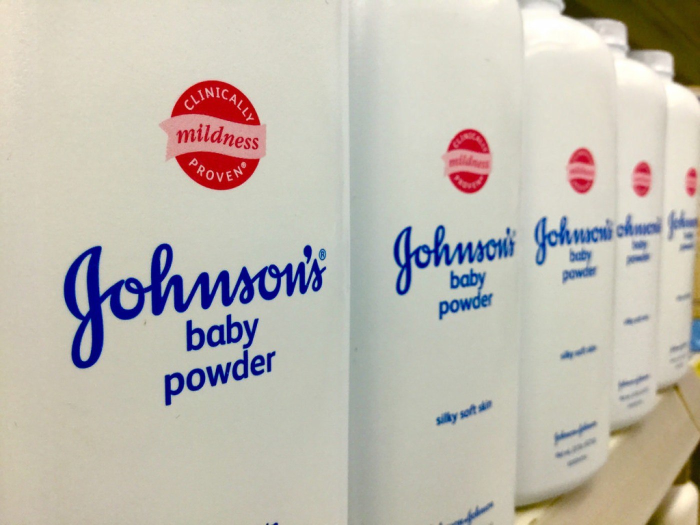 Mii de persoane dau în judecată Johnson & Johnson din cauza riscurilor de cancer asociate pudrei de talc
