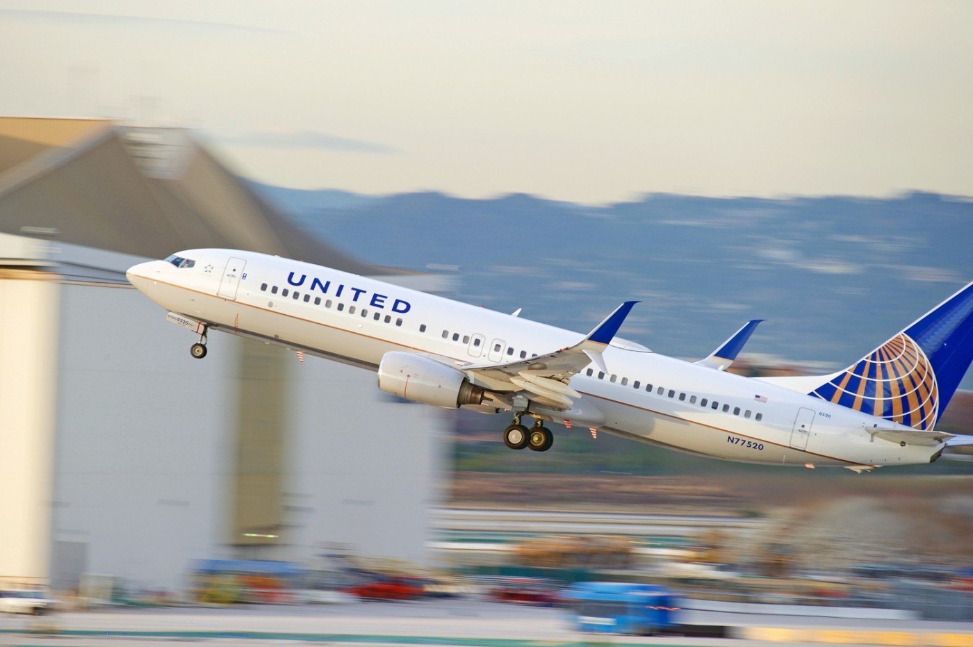 Prima ipoteză oficială despre obiectul misterios care a lovit un avion Boeing la 11.000 de metri altitudine, ducând la rănirea unui pilot şi aterizarea forţată a aeronavei Prima ipoteză oficială despre obiectul misterios care a lovit un avion Boeing la 11.000 de metri altitudine, ducând la rănirea unui pilot şi aterizarea forţată a aeronavei