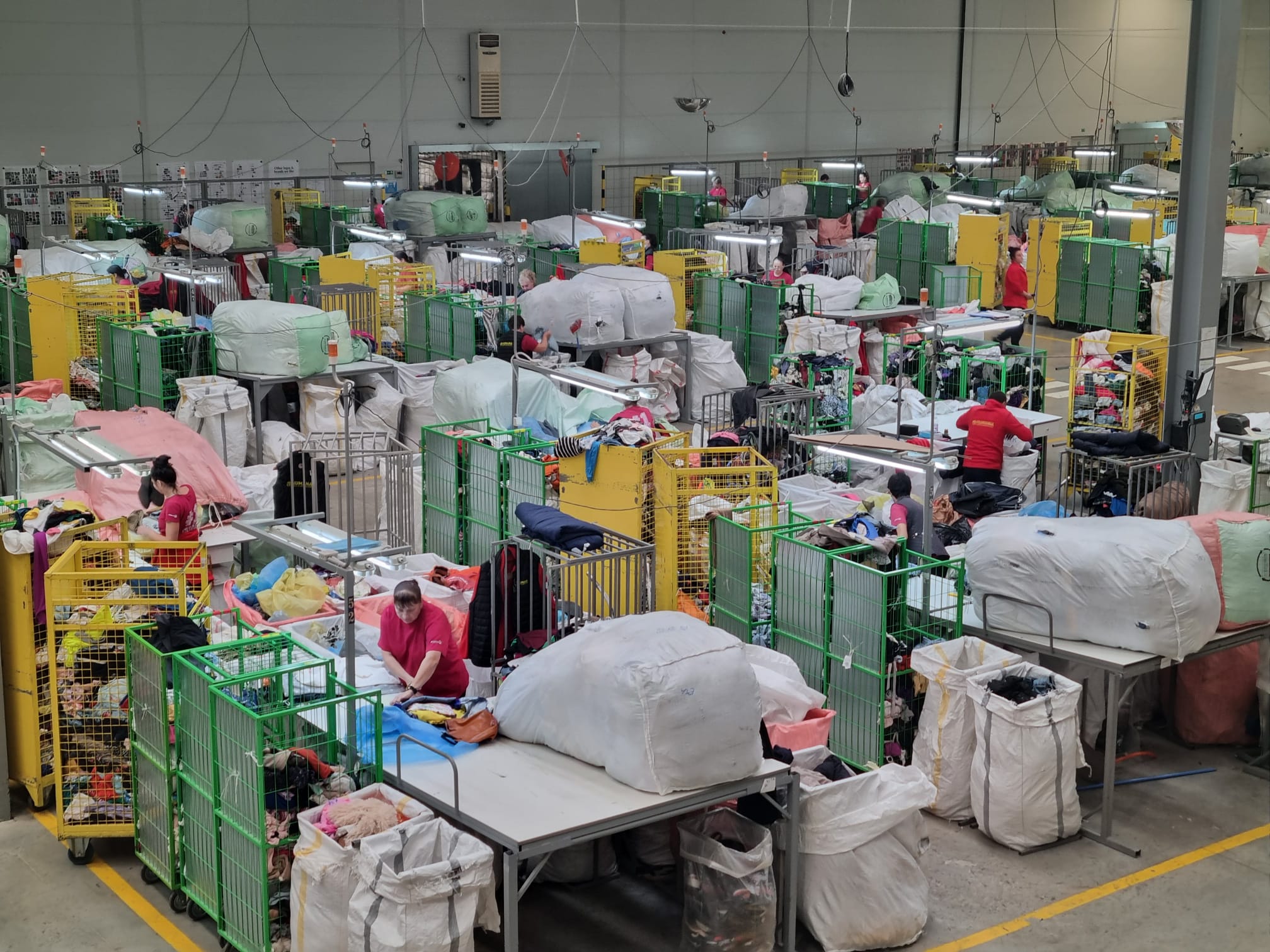 Am văzut cum se reciclează hainele second hand în cel mai mare centru de sortare din Europa de Est, o fabrică unde lucrează aproape numai femei Am văzut cum se reciclează hainele second hand în cel mai mare centru de sortare din Europa de Est, o fabrică unde lucrează aproape numai femei