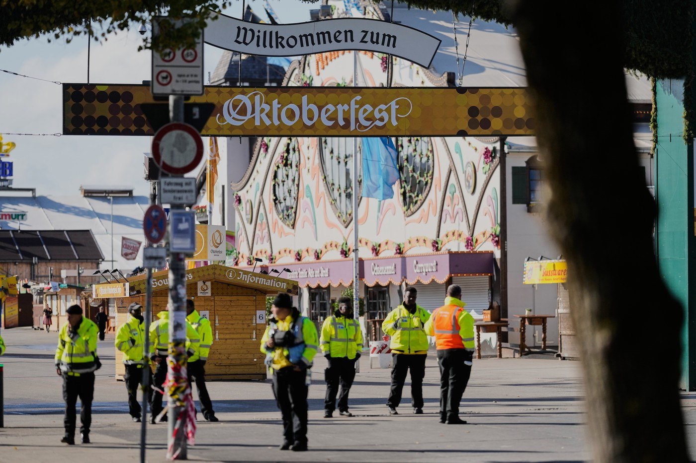 Festivalul Oktoberfest a fost închis temporar, după o amenințare cu bombă și o explozie mortală Festivalul Oktoberfest a fost închis temporar, după o amenințare cu bombă și o explozie mortală