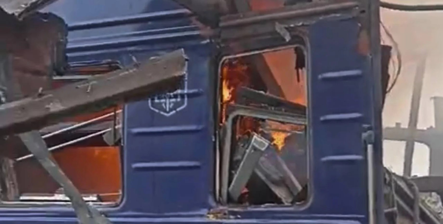 Rușii au lovit un tren de pasageri în regiunea Sumi: 30 de pasageri sunt răniți. Zelenski: „Un atac sălbatic” Rușii au lovit un tren de pasageri în regiunea Sumi: 30 de pasageri sunt răniți. Zelenski: „Un atac sălbatic”