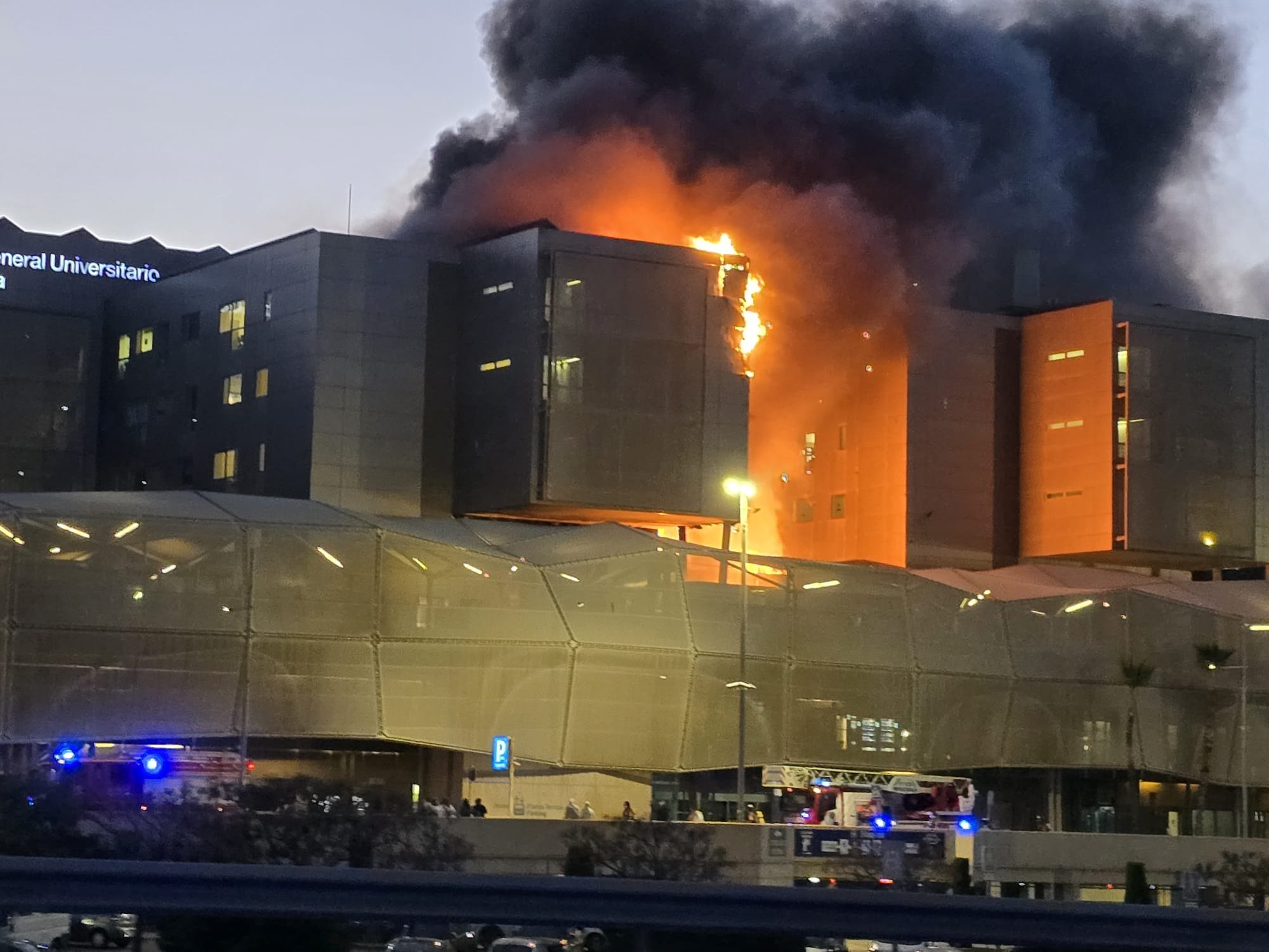 Incendiu violent la un spital din Spania: personal și pacienți, evacuați în siguranță Incendiu violent la un spital din Spania: personal și pacienți, evacuați în siguranță