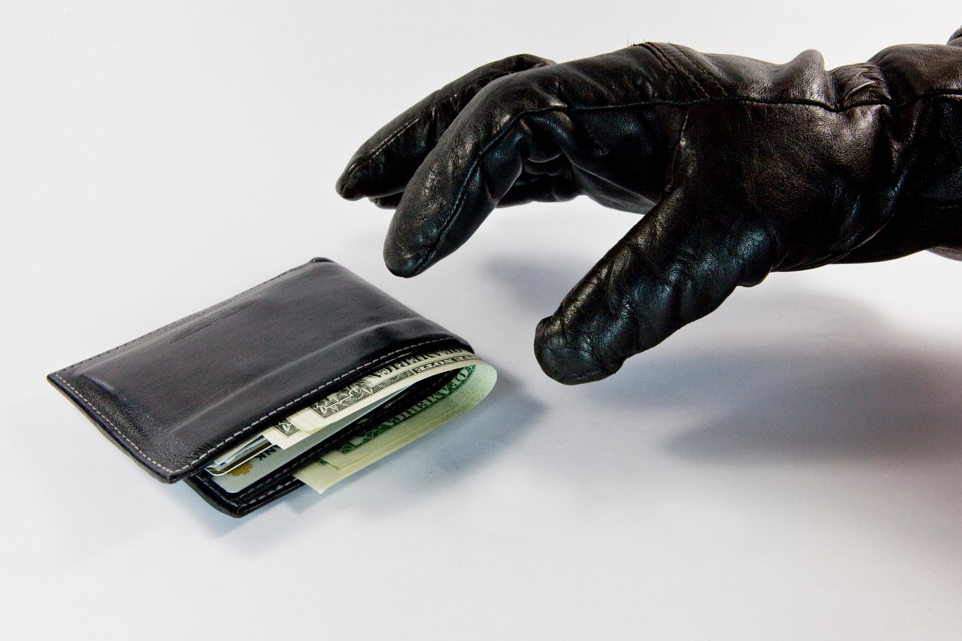 UE aprobă noi norme pentru protecția împotriva fraudelor online. Revolut acuzase Facebook că este un „focar” de escrocherii