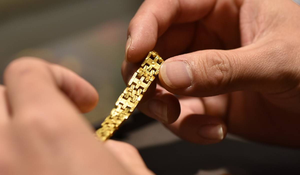 Aurul sare la un nou record și depășește 5.500 de dolari: „barometrul fricii”, declarațiile lui Donald Trump și criza din Japonia