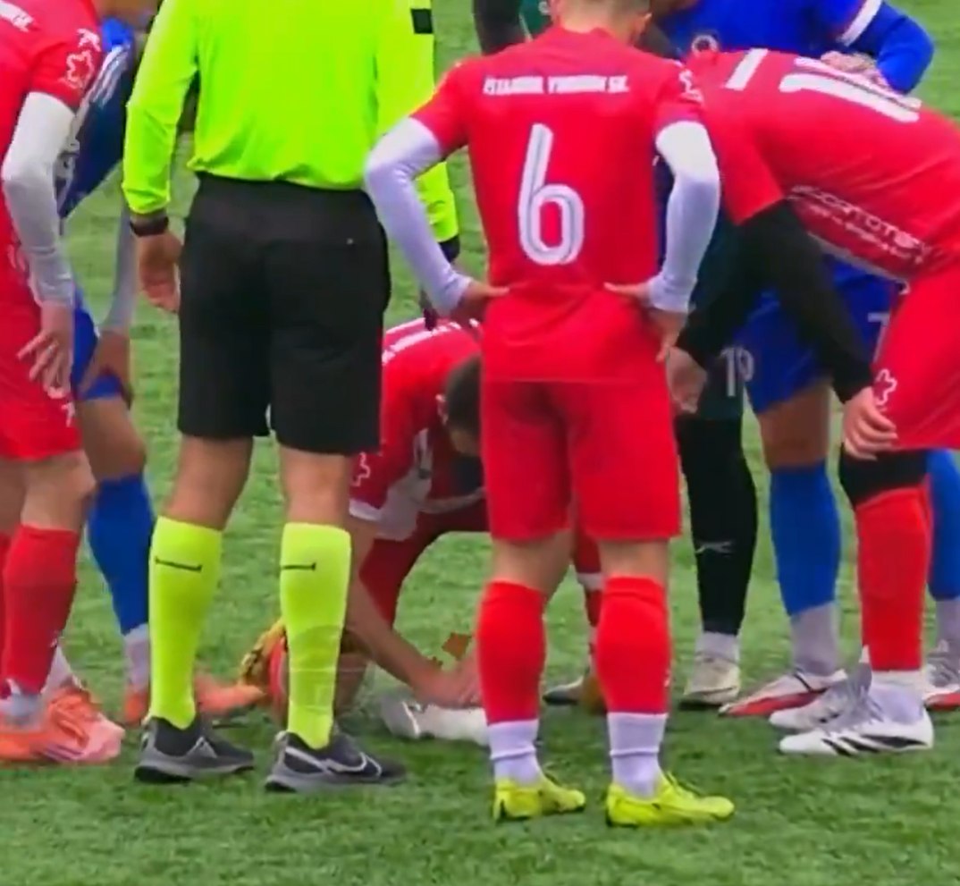 Momentul în care un fotbalist din Turcia a salvat viața unui pescăruș lovit de minge, folosind manevre de resuscitare, în timpul unui meci Momentul în care un fotbalist din Turcia a salvat viața unui pescăruș lovit de minge, folosind manevre de resuscitare, în timpul unui meci