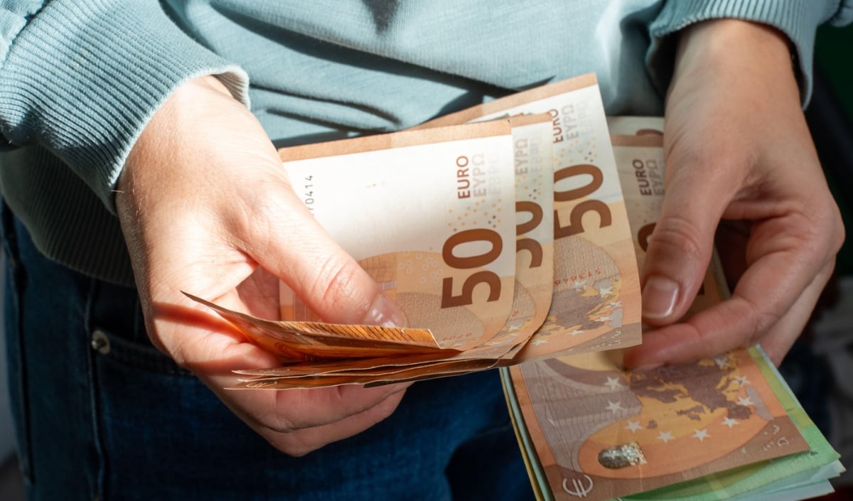 Crește salariul minim în Spania cu 37 de euro pe lună. Măsura se aplică retroactiv de la 1 ianuarie 2026 Crește salariul minim în Spania cu 37 de euro pe lună. Măsura se aplică retroactiv de la 1 ianuarie 2026