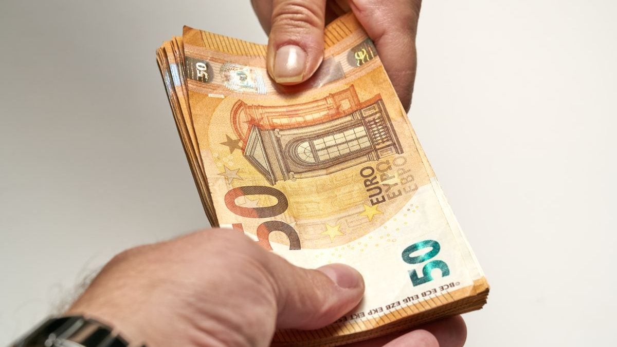 Românii din trei țări europene nu vor mai putea face plăți cash peste 10.000 de euro, de la 1 iulie 2027