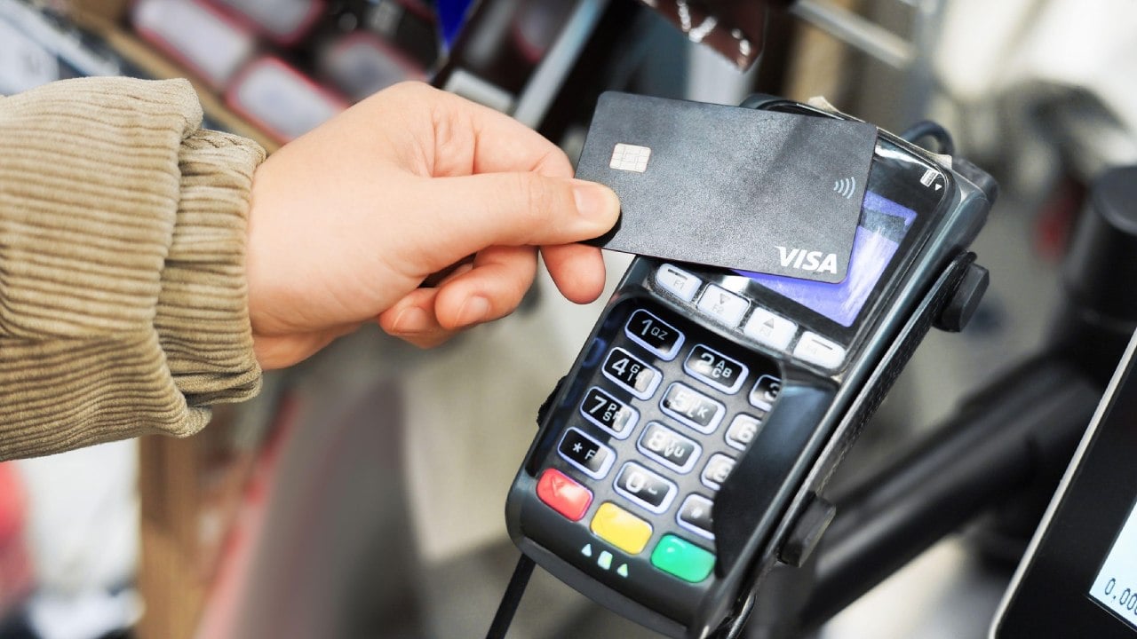 Suma maximă de bani pe care ar trebui să o păstrezi în contul current, potrivit experților