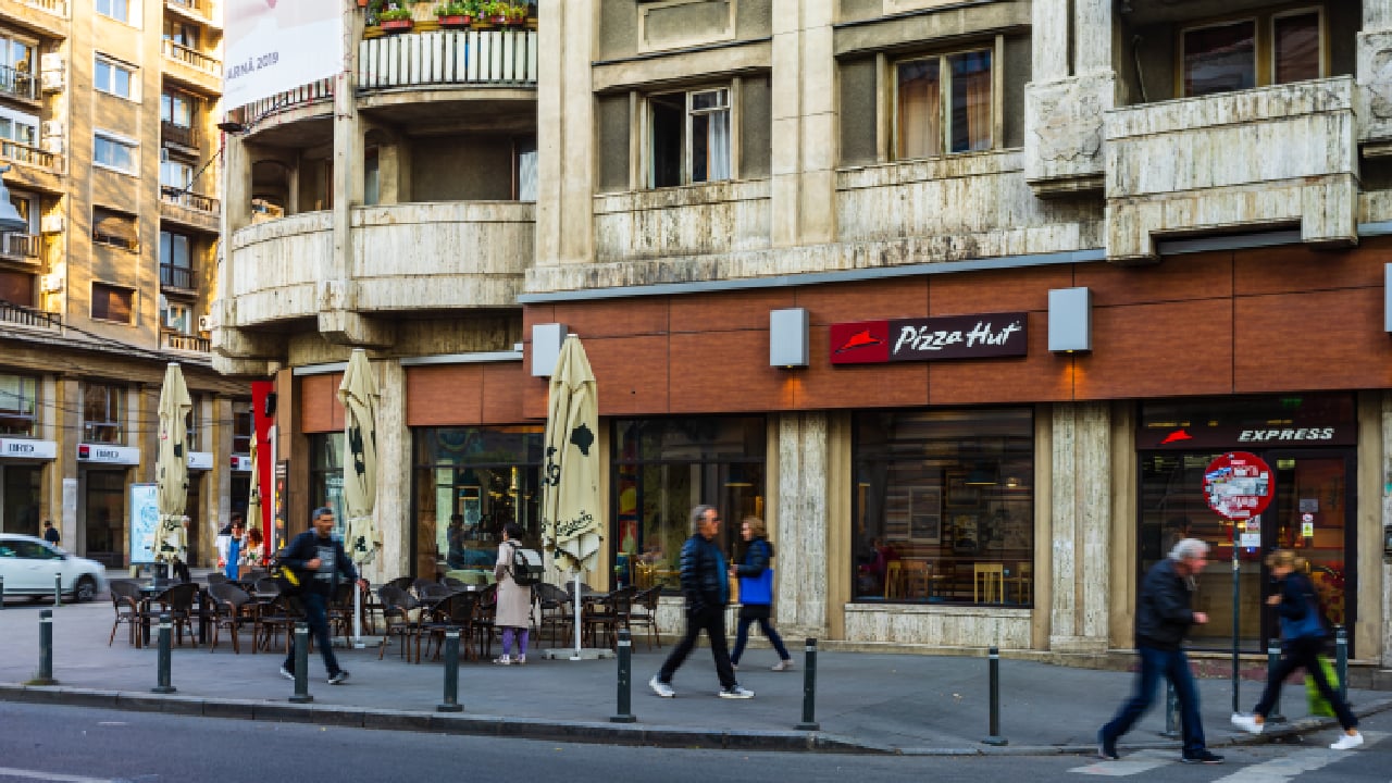Un restaurant cunoscut va închide șapte locații din România