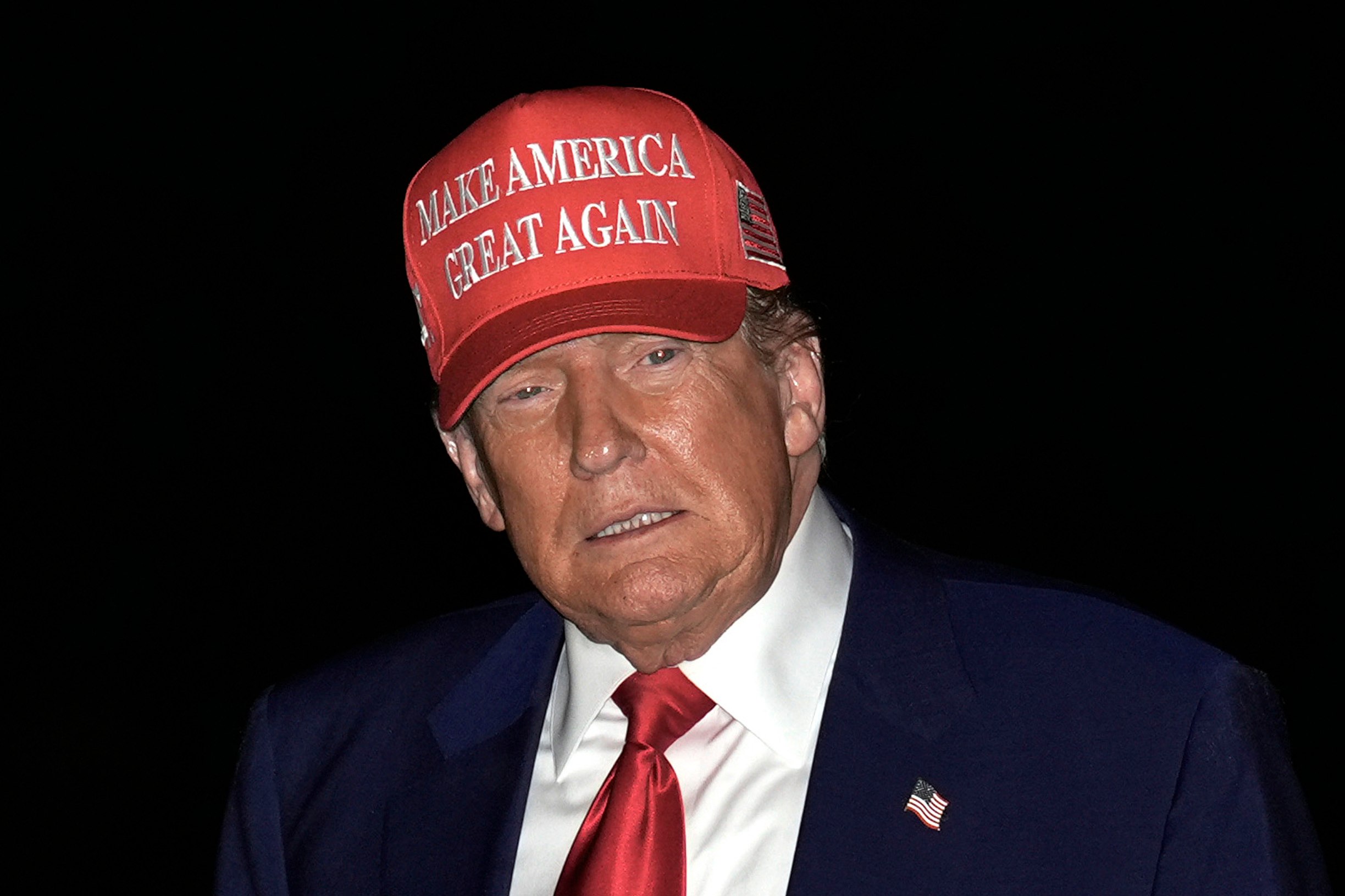 Scandal la Casa Albă: Trump, acuzat că a arătat pasagerilor dintr-un avion privat o hartă secretă a unei operațiuni militare
