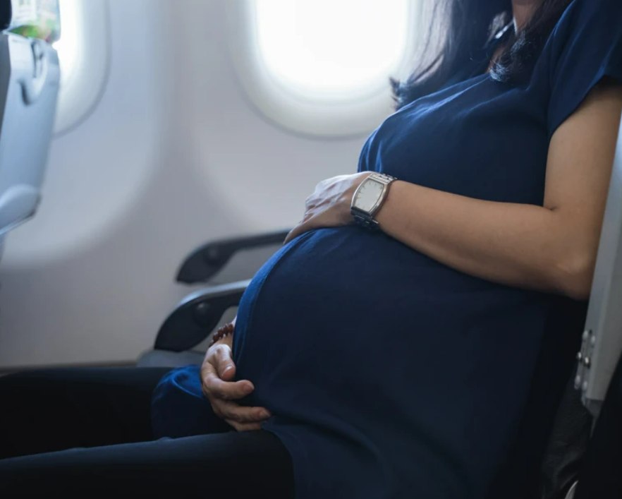 Moment incredibil într-un avion: pasagerii și echipajul au asistat o naștere la 10.000 de metri altitudine