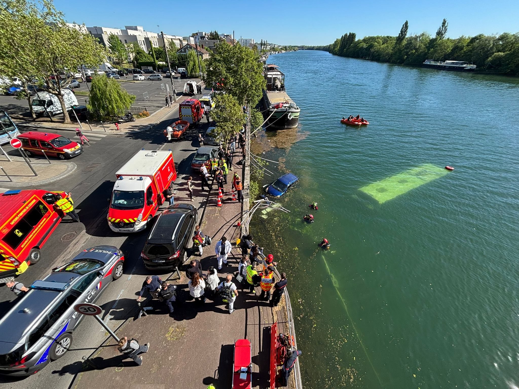 Accident spectaculos în Franţa, unde un autobuz şi o maşină au ajuns în Sena. Imagini de la intervenţia salvatorilor