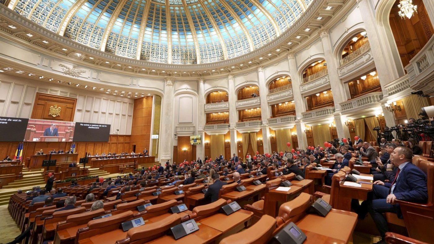 Ce s-a întâmplat cu leul la moțiunile de cenzură care au dărâmat guverne în România