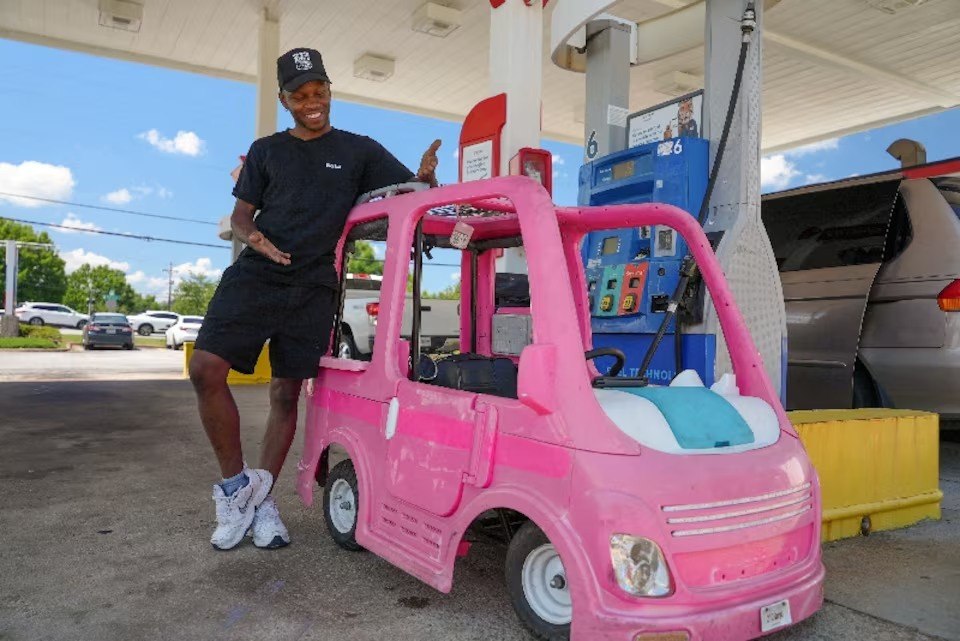 Soluția virală a unui american după explozia prețurilor la carburanți: cum a transformat o jucărie Barbie în mijloc de transport Soluția virală a unui american după explozia prețurilor la carburanți: cum a transformat o jucărie Barbie în mijloc de transport