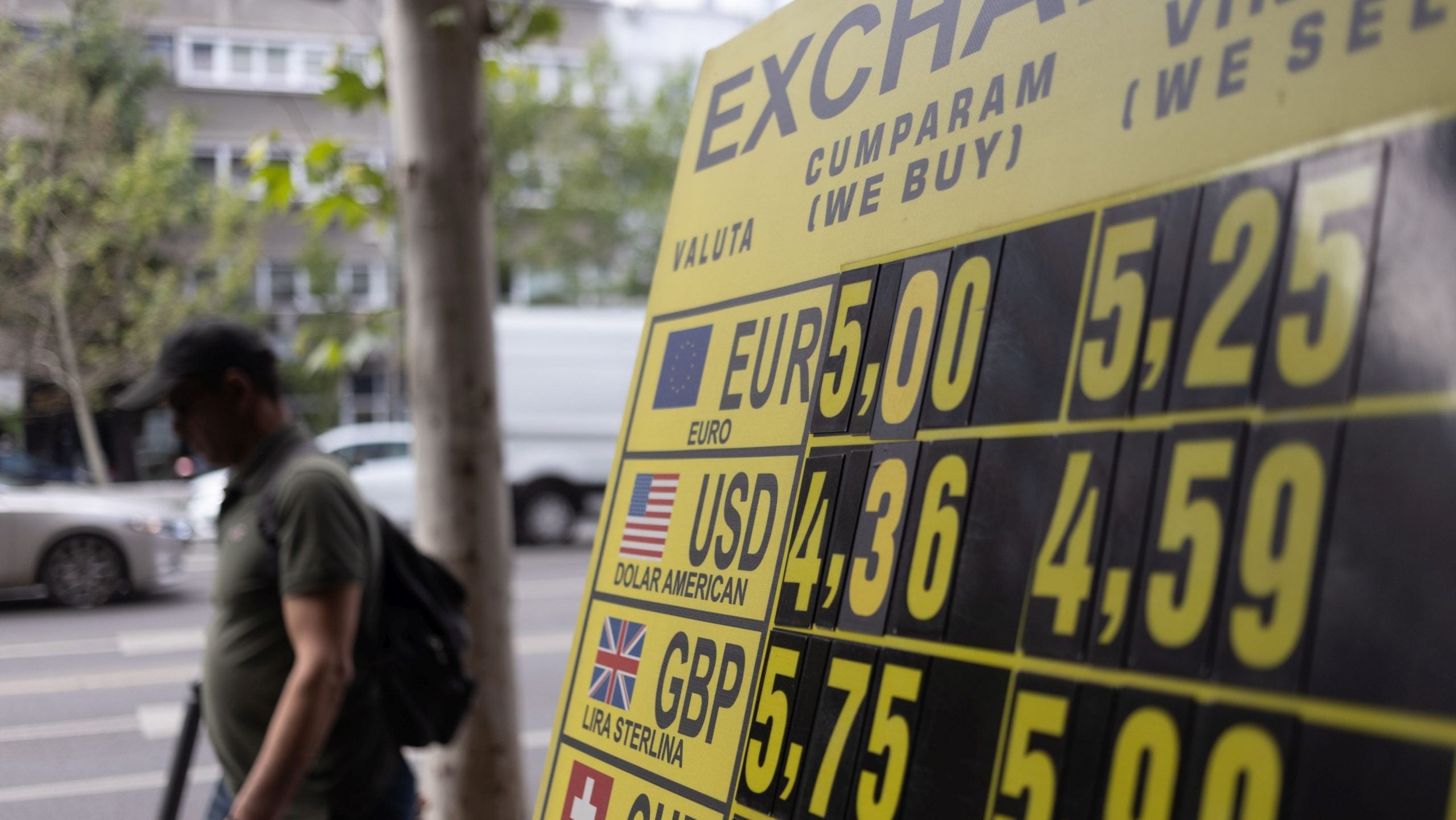 Euro a sărit de 5,25 lei. Ce curs de schimb afișează cele mai importante bănci din România