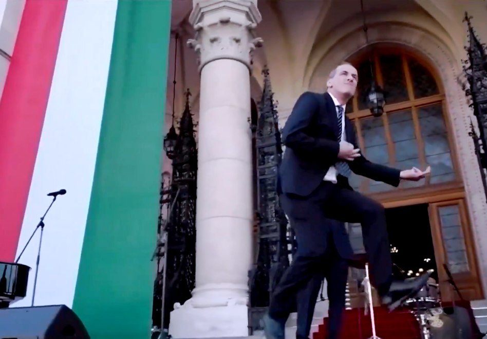 Dans de senzație al viitorului ministru al Sănătăţii din guvernul Peter Magyar, în fața Parlamentului. Aclamat de mulțime ca un star rock Dans de senzație al viitorului ministru al Sănătăţii din guvernul Peter Magyar, în fața Parlamentului. Aclamat de mulțime ca un star rock