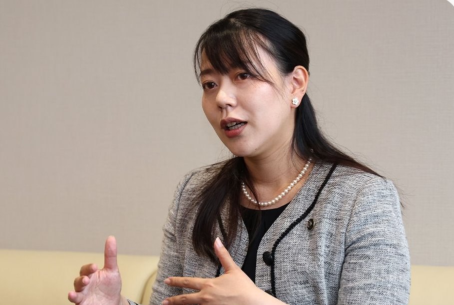 Situație fără precedent în Japonia: o primăriță și-a luat concediu de maternitate. Decizia a stârnit dezbateri aprinse Situație fără precedent în Japonia: o primăriță și-a luat concediu de maternitate. Decizia a stârnit dezbateri aprinse