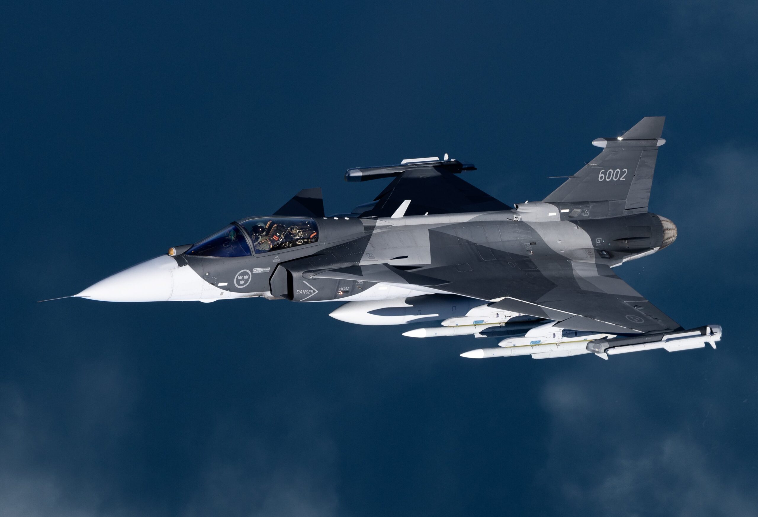 Alertă în spațiul aerian al Ungariei. Avion de pasageri interceptat la solicitarea NATO, după ce a întrerupt comunicațiile